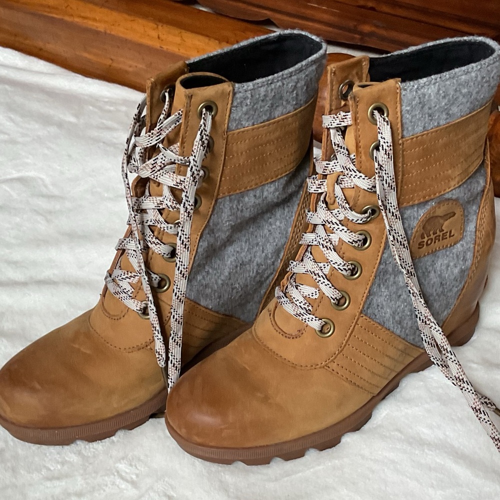 Sorel Lexie Wedge Boots in Camel Felt, 9, New - Picture 3 of 12